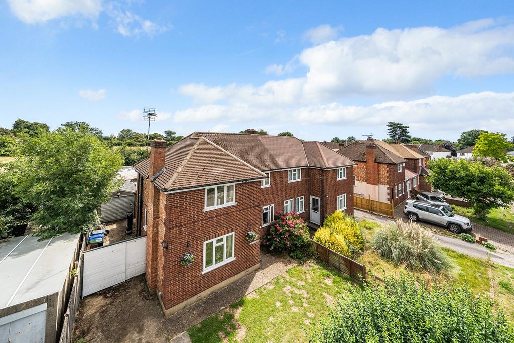 Lossie Drive, Iver SL0 3 bed semidetached house for sale £600,000