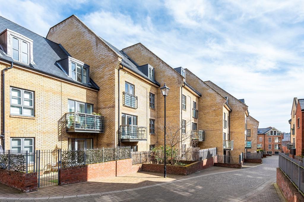 Coopers Yard, Paynes Park, Hitchin, SG5 2 bed apartment £1,500 pcm (£