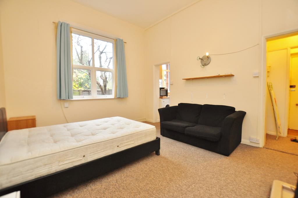 Cranley Lodge, Cranley Road, Guildford, Surrey, GU1 Studio to rent £