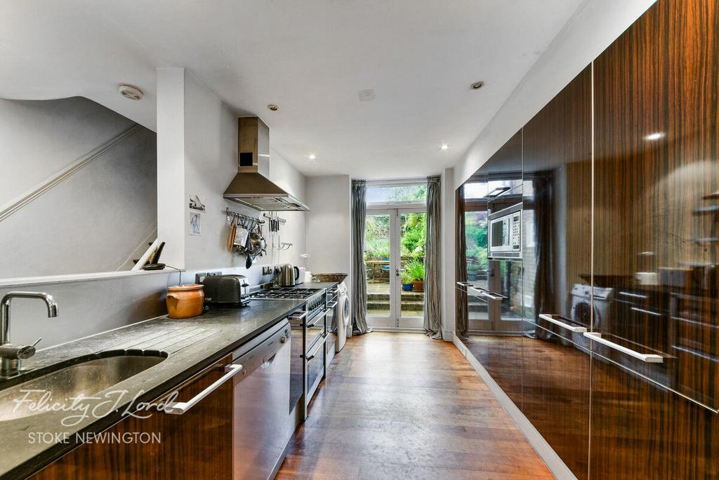 Milton Grove, Stoke Newington, N16 3 bed terraced house for sale £