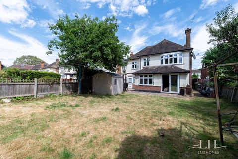 4 bedroom detached house for sale, Links Avenue, Romford