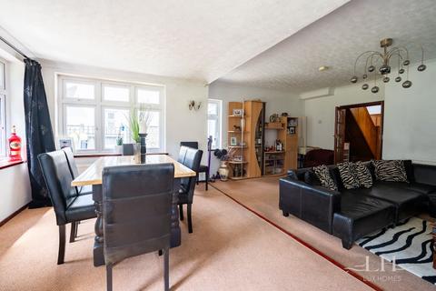 4 bedroom detached house for sale, Links Avenue, Romford