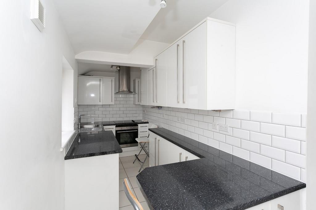 Essex Road, Watford, Herts, WD17 1 bed £1,400 pcm (£323 pw)