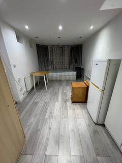 Studio to rent, Montague Road, Hounslow TW3