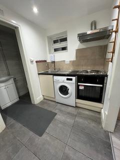 Studio to rent, Montague Road, Hounslow TW3