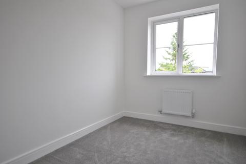 3 bedroom detached house to rent, Lakeside Drive, Gillingham, Dorset, SP8