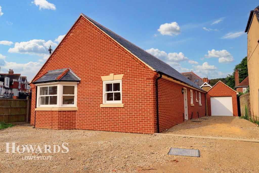 Royal Avenue, Lowestoft 3 bed detached bungalow for sale £350,000