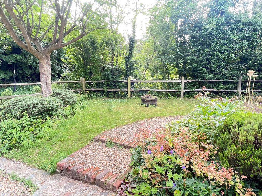 Hollymeoak Road, Coulsdon, Surrey, CR5 3 bed semidetached house £