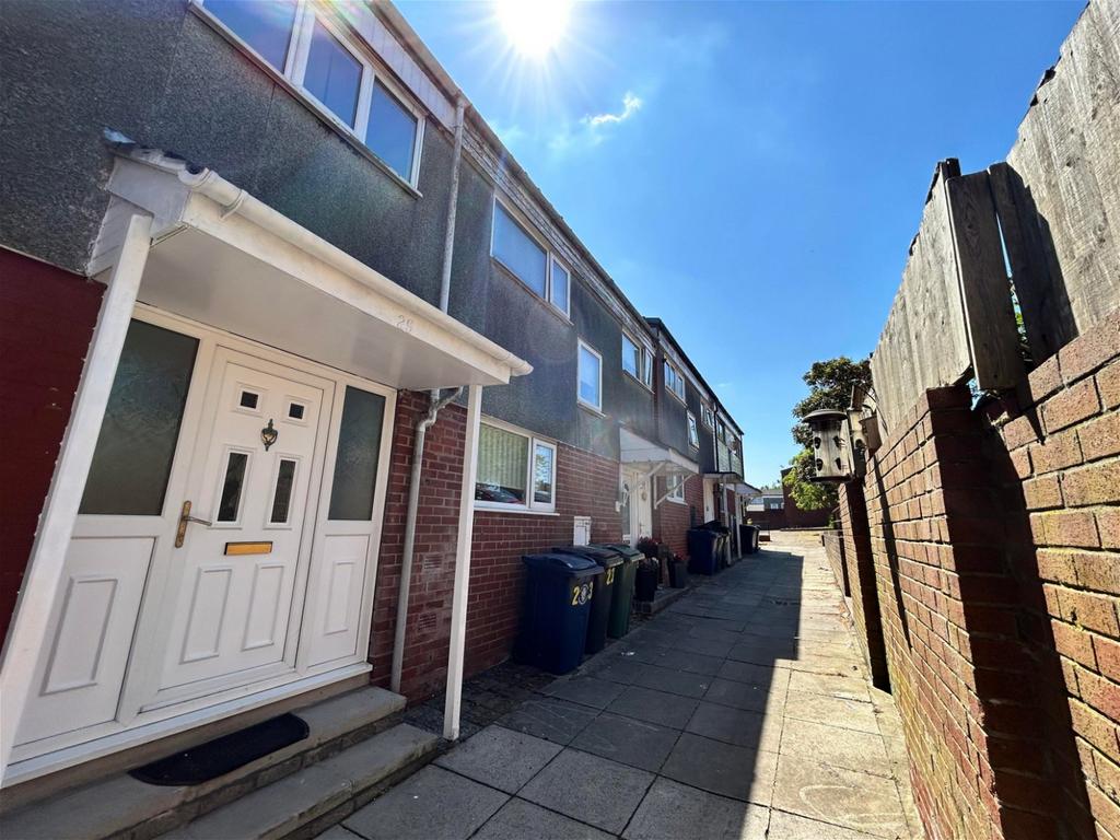 Whitestocks, Skelmersdale WN8 3 bed terraced house £700 pcm (£162 pw)