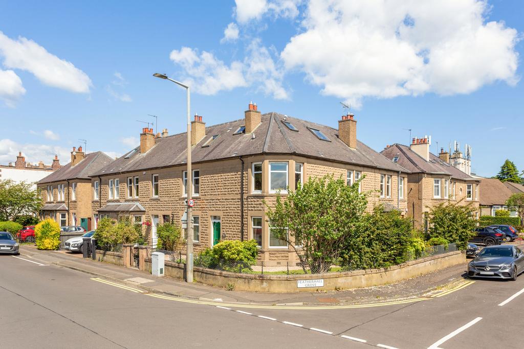 19 Featherhall Avenue, Edinburgh, EH127TG 4 bed flat for sale £360,000