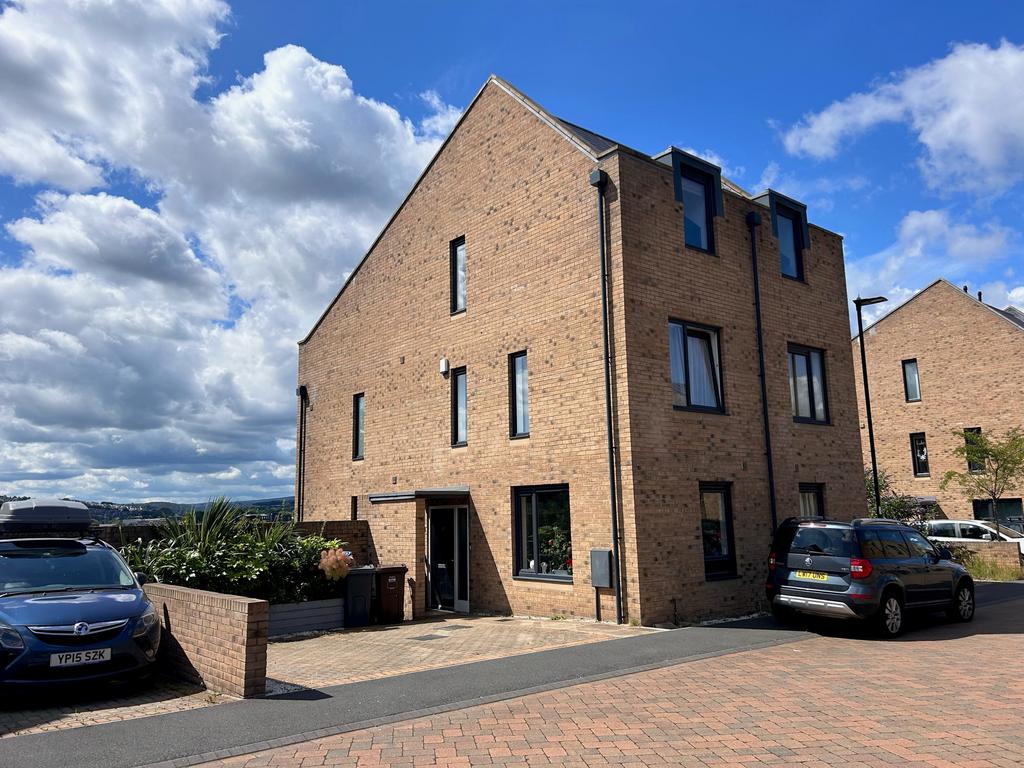 Castle Croft Drive, Norfolk Park... 3 bed townhouse £1,500 pcm (£346 pw)