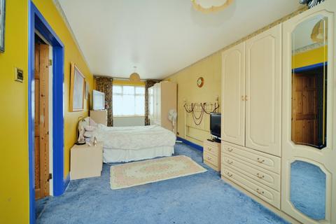 22 Farm Way, Worcester Park, KT4 8SB