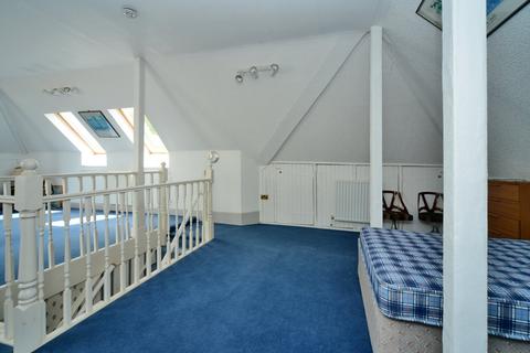 22 Farm Way, Worcester Park, KT4 8SB