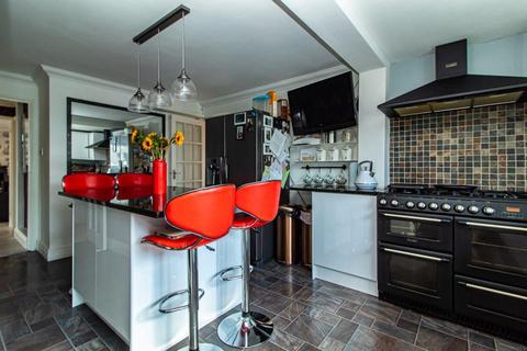 6 bedroom detached house for sale, Wittem Road, Canvey Island