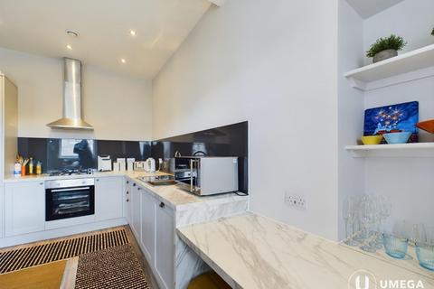 4 bedroom flat to rent, Tron Square, Old Town, Edinburgh, EH1