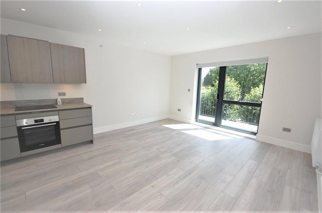 Woodside Park Road, London, N12 2 bed apartment to rent £2,550 pcm (£588 pw)