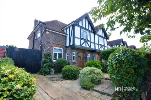 33 Elmcroft Drive, Chessington, KT9 1DZ