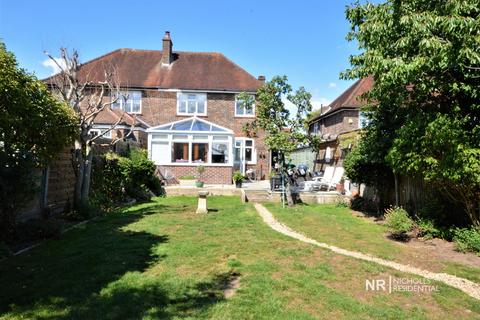 33 Elmcroft Drive, Chessington, KT9 1DZ