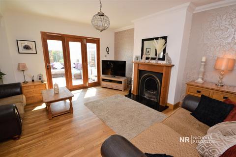 33 Elmcroft Drive, Chessington, KT9 1DZ