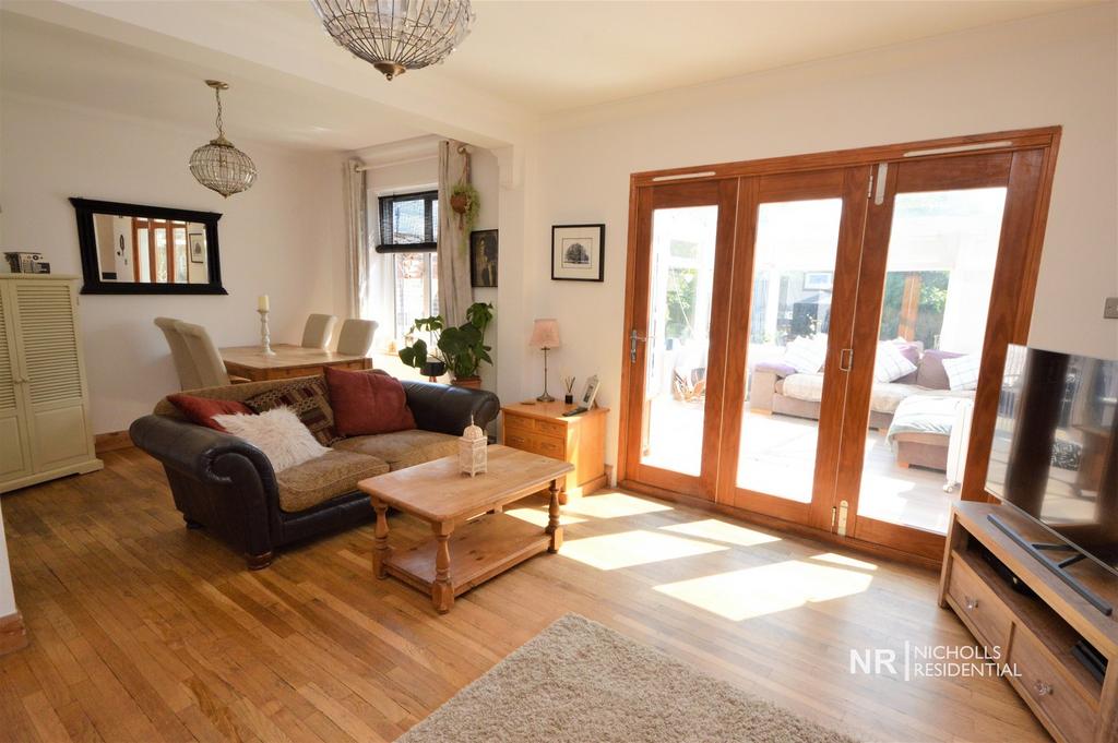 Lounge/Dining Room