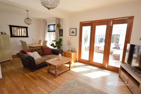33 Elmcroft Drive, Chessington, KT9 1DZ
