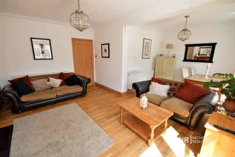 33 Elmcroft Drive, Chessington, KT9 1DZ