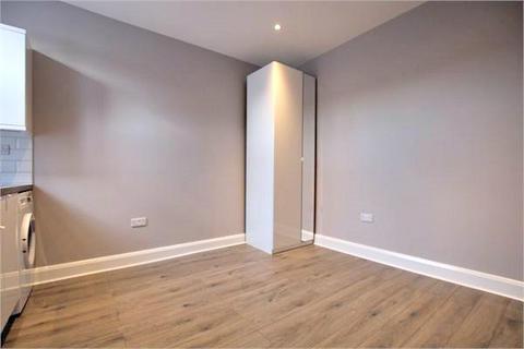 Studio to rent, Linacre Road, Willesden