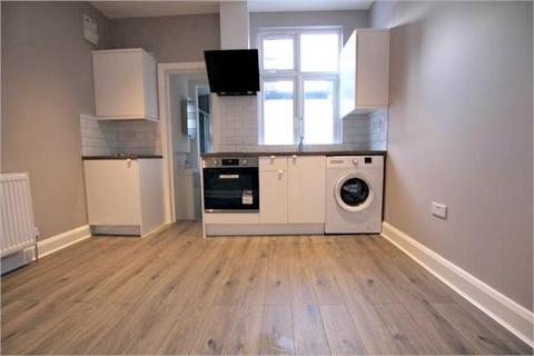 Studio to rent, Linacre Road, Willesden