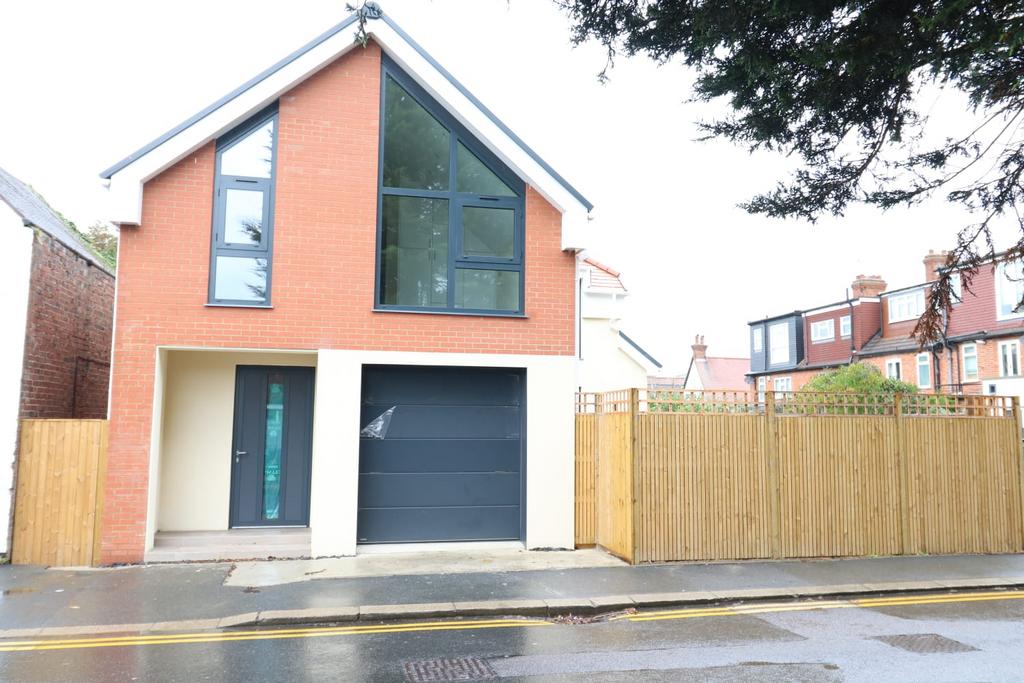A modern detached 3 bedroom house with integrated