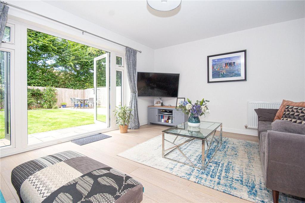 Queens Avenue, Welwyn Garden City... 3 bed semidetached house £600,000