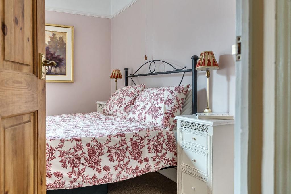Wilton, Salisbury SP2 2 bed end of terrace house for sale £260,000