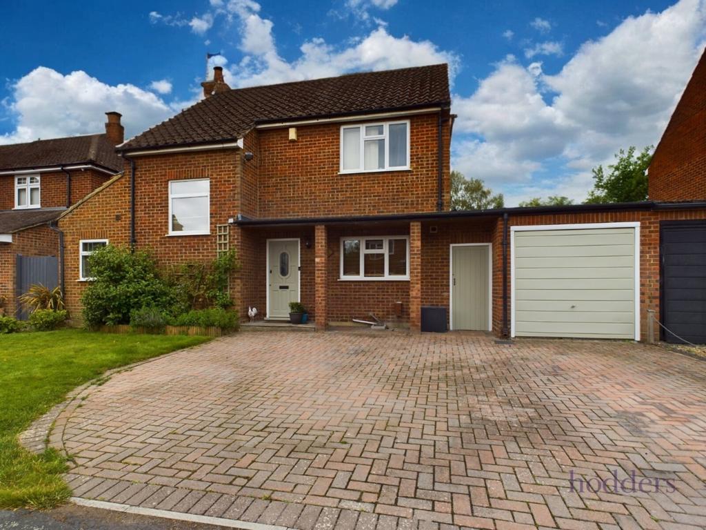Gordon Drive, Chertsey, Surrey, KT16 3 bed link detached house £2,395