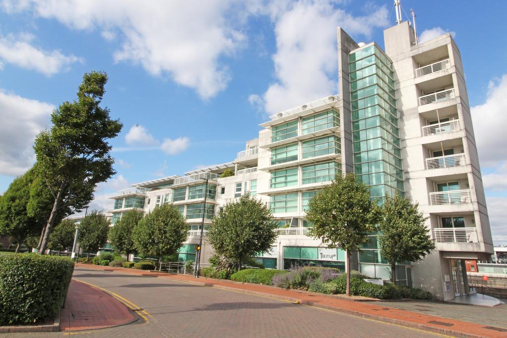 Sovereign Quay Cardiff Bay Bed Apartment Pcm Pw