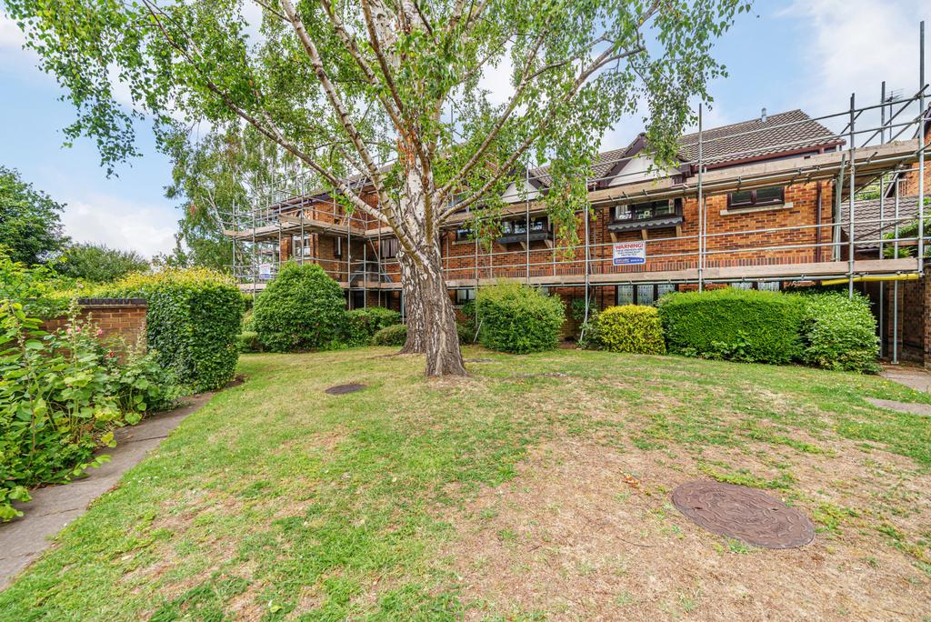Latimer Close, Woking, GU22 1 bed apartment for sale £125,000