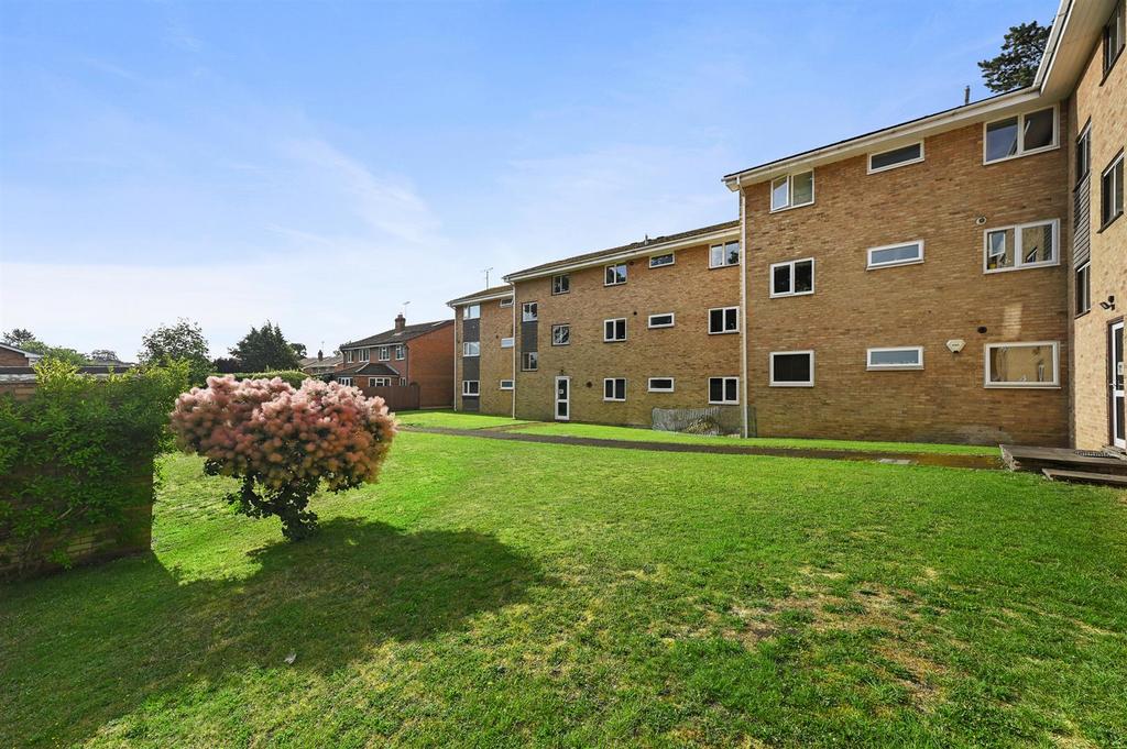 Cedar Drive, Sunningdale, SL5 3 bed apartment £1,600 pcm (£369 pw)