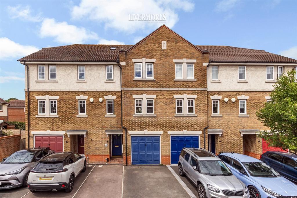 Woolbrook Road, Braeburn Park, Crayford, Kent 5 bed terraced house for