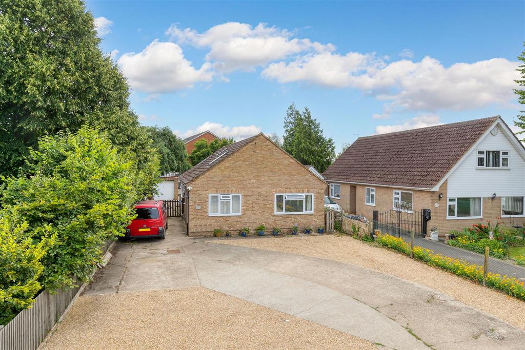 House Lane, Arlesey, Beds SG15 6XX 5 bed detached bungalow £539,000