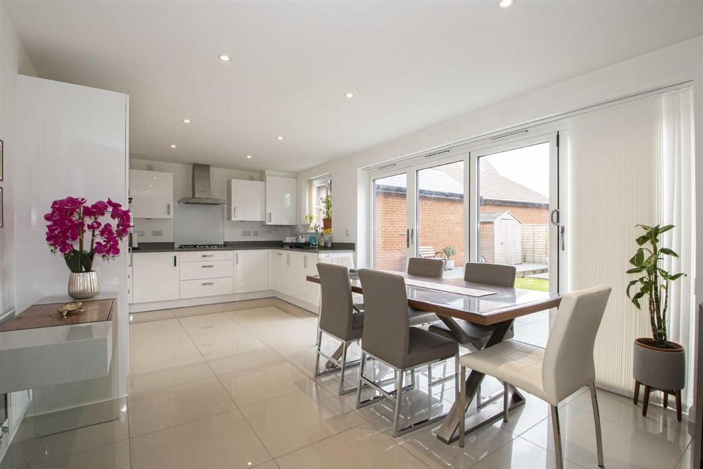 Kitchen/dining/family room