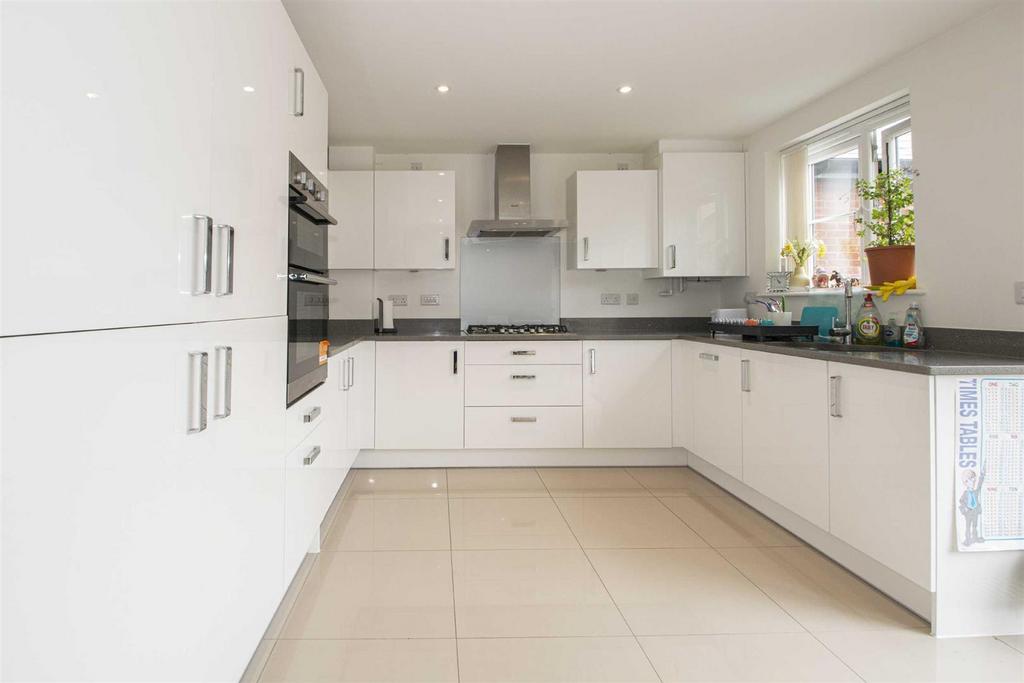 Kitchen/dining/family room