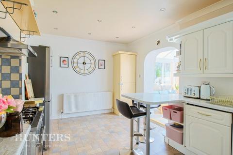 16 Brae Side, Oldham, OL8 3AP