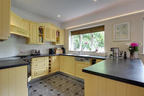 5 bedroom detached house for sale, The Paddock, Cottingham