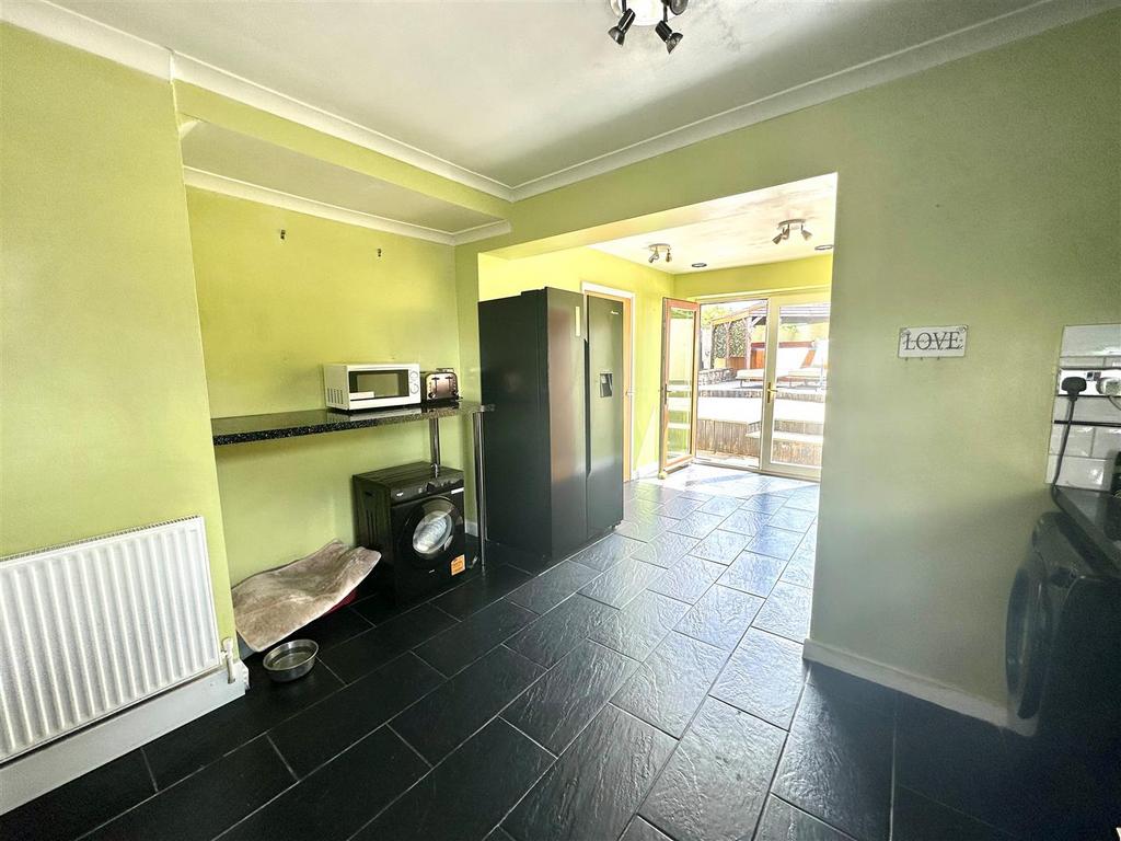 Kitchen 2.jpg