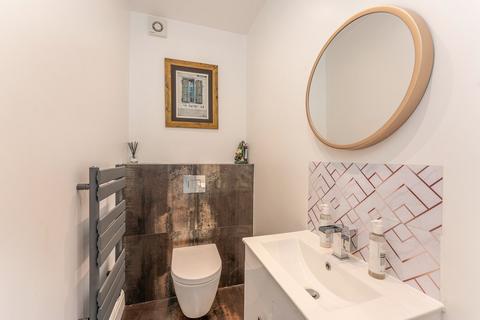 42 Lawrence Avenue, London, NW7 4NN