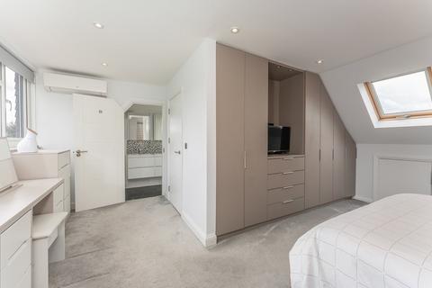 42 Lawrence Avenue, London, NW7 4NN