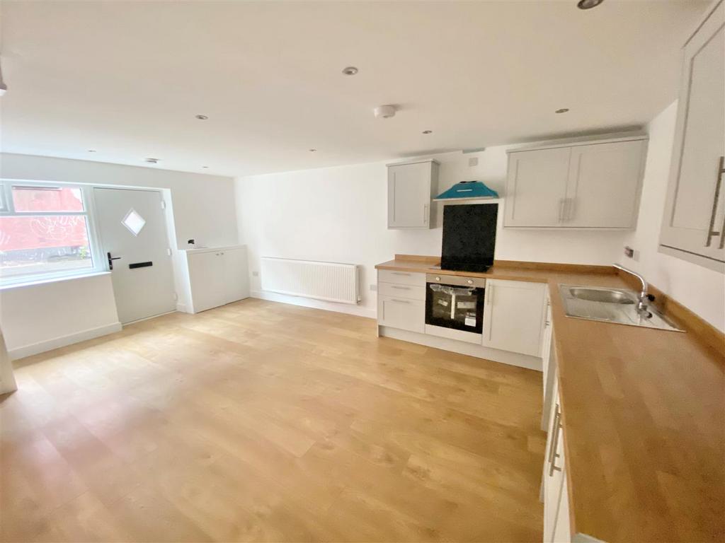 Cross Street, Macclesfield 2 bed house £725 pcm (£167 pw)