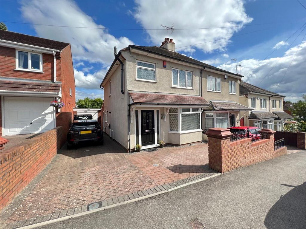 Glebe Lane, Stourbridge, DY8 3YG 3 bed semidetached house for sale £