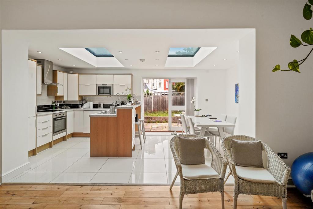Anson Road, NW2 3 bed flat £2,800 pcm (£646 pw)