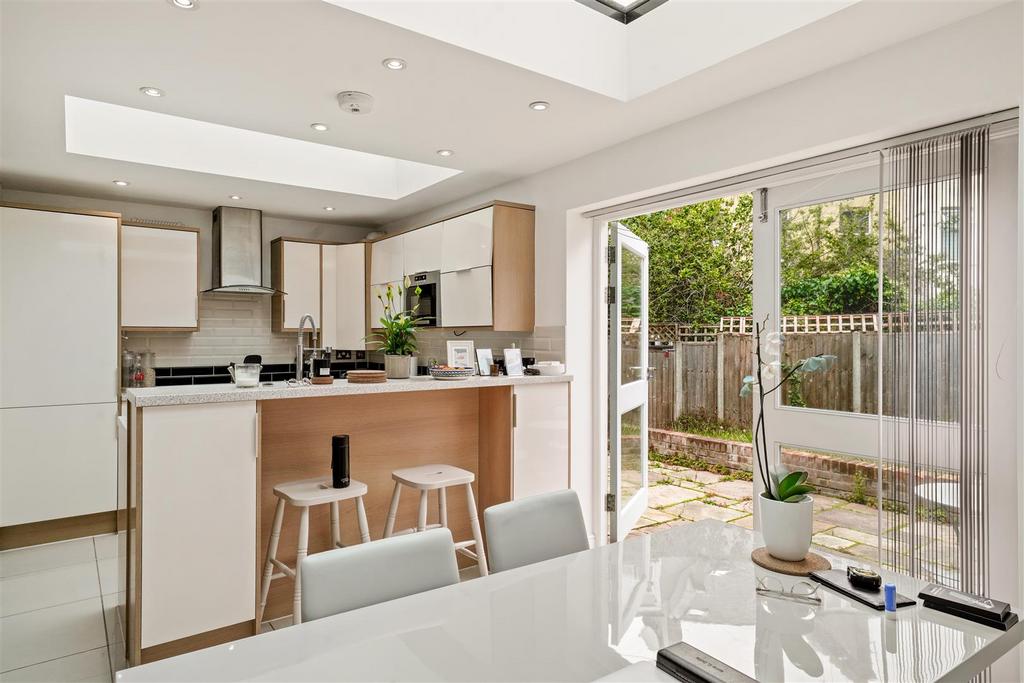 Anson Road, NW2 3 bed flat £2,800 pcm (£646 pw)