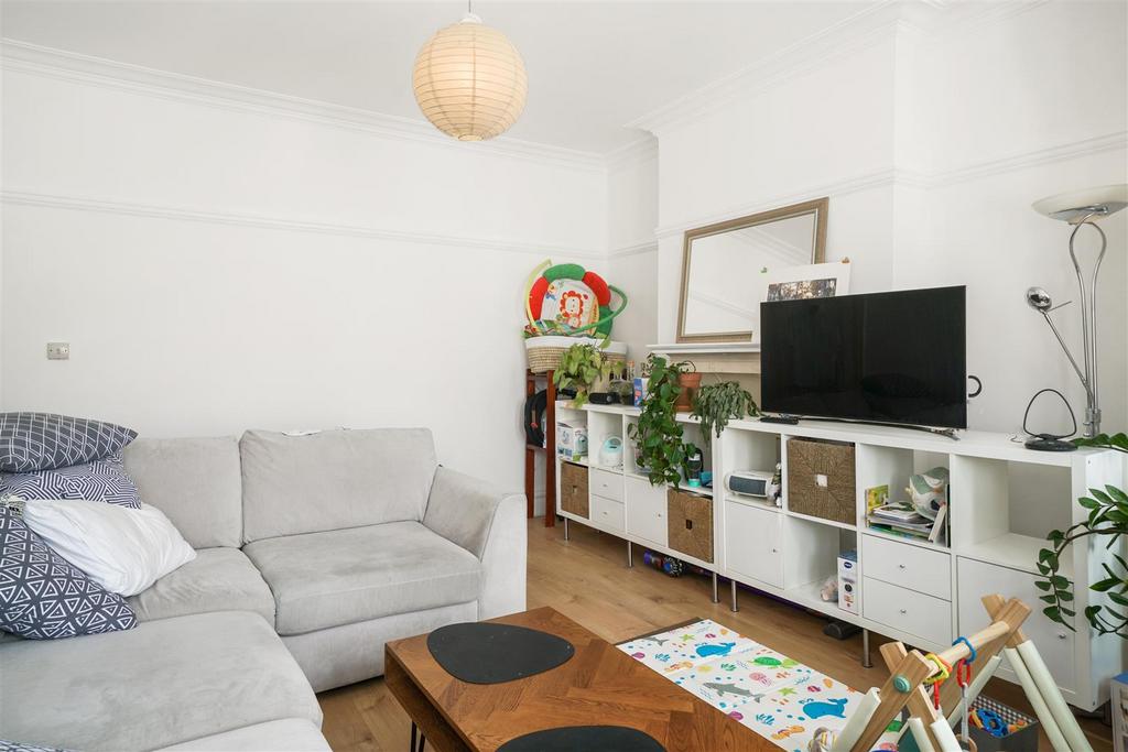 Heber Road, London, NW2 3 bed flat £2,500 pcm (£577 pw)
