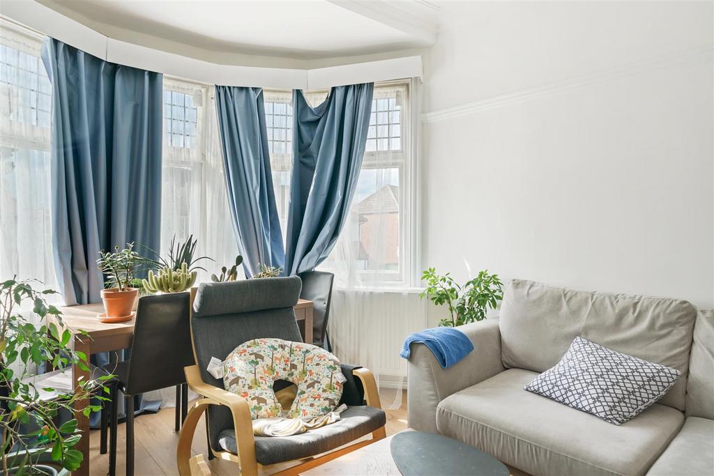 Heber Road, London, NW2 2 bed flat £3,000 pcm (£692 pw)
